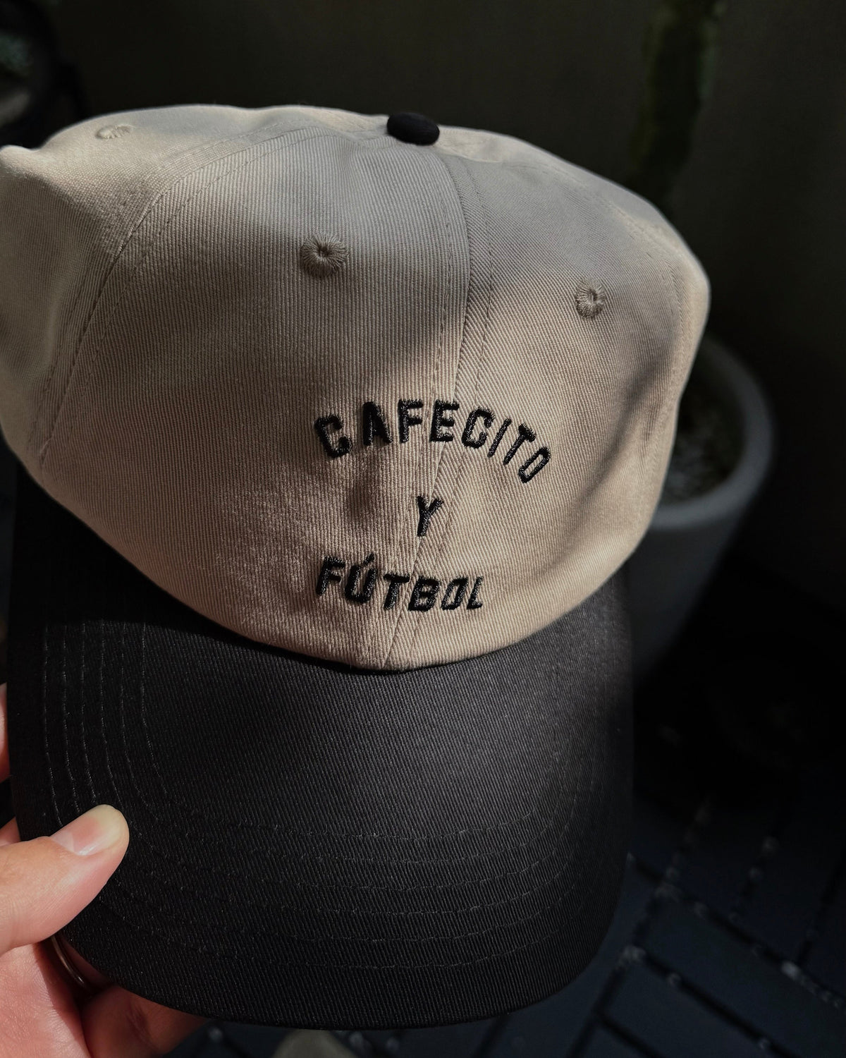 Cafecito y Fútbol™ Coach's Hat - Black & Tan