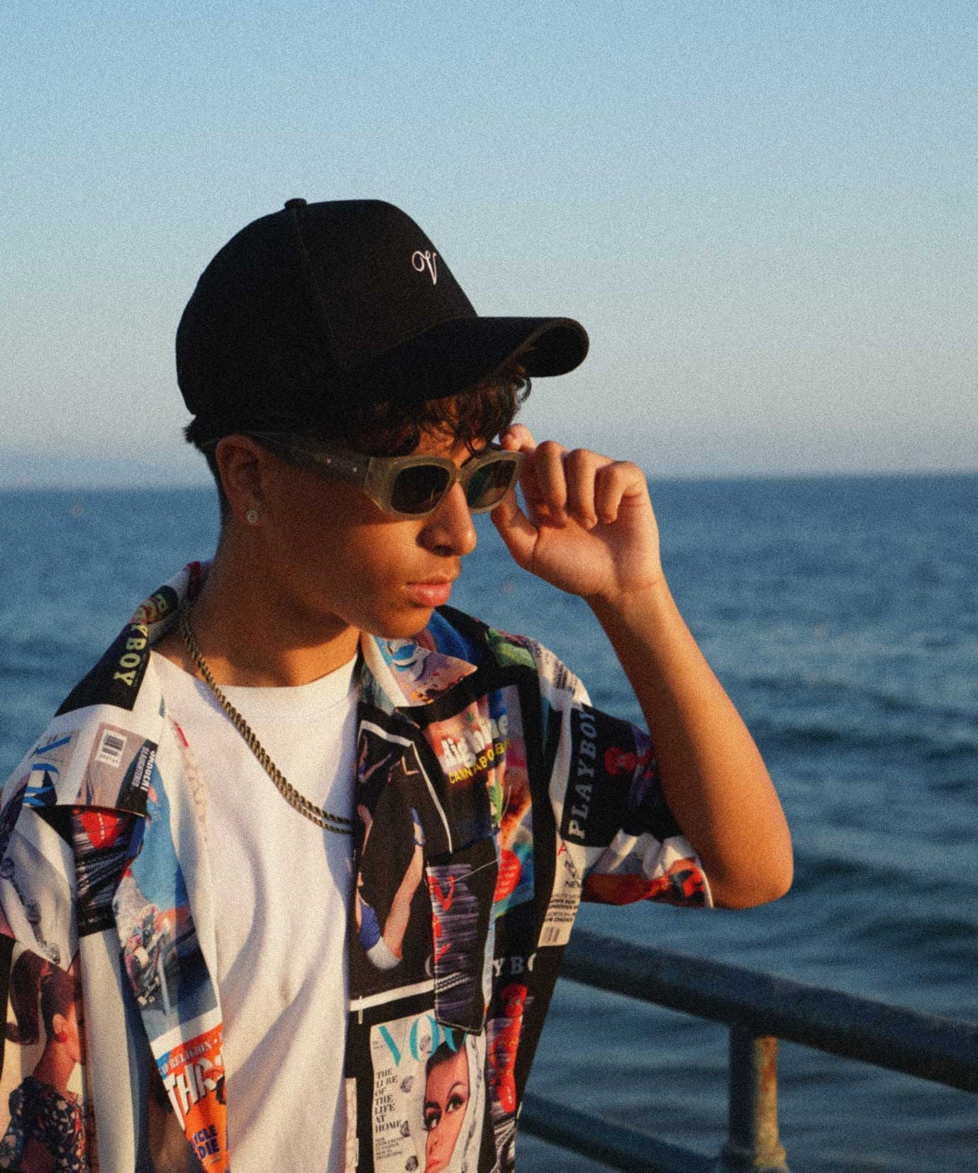 V Script Relaxed Snapback – Black
